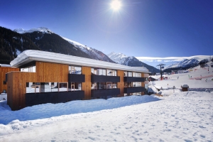 Bild: Lage direkt an der Skipiste in St. Anton - Außenansicht Apart6580 im Winter am Arlberg