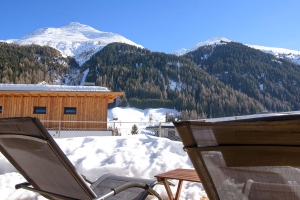 Bild: Terrasse mit Liegen im Winter am Arlberg