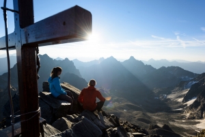 Bild: Gipfelsieg im Wanderurlaub am Arlberg