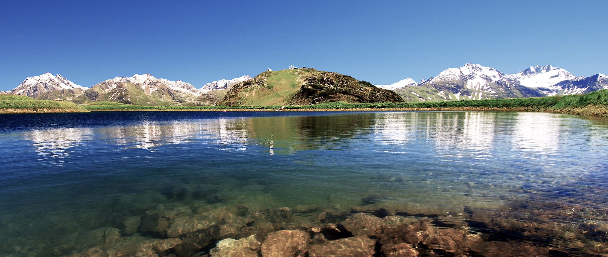 Bergsee in St. Anton am Arlberg mit Blick auf Bergwelt