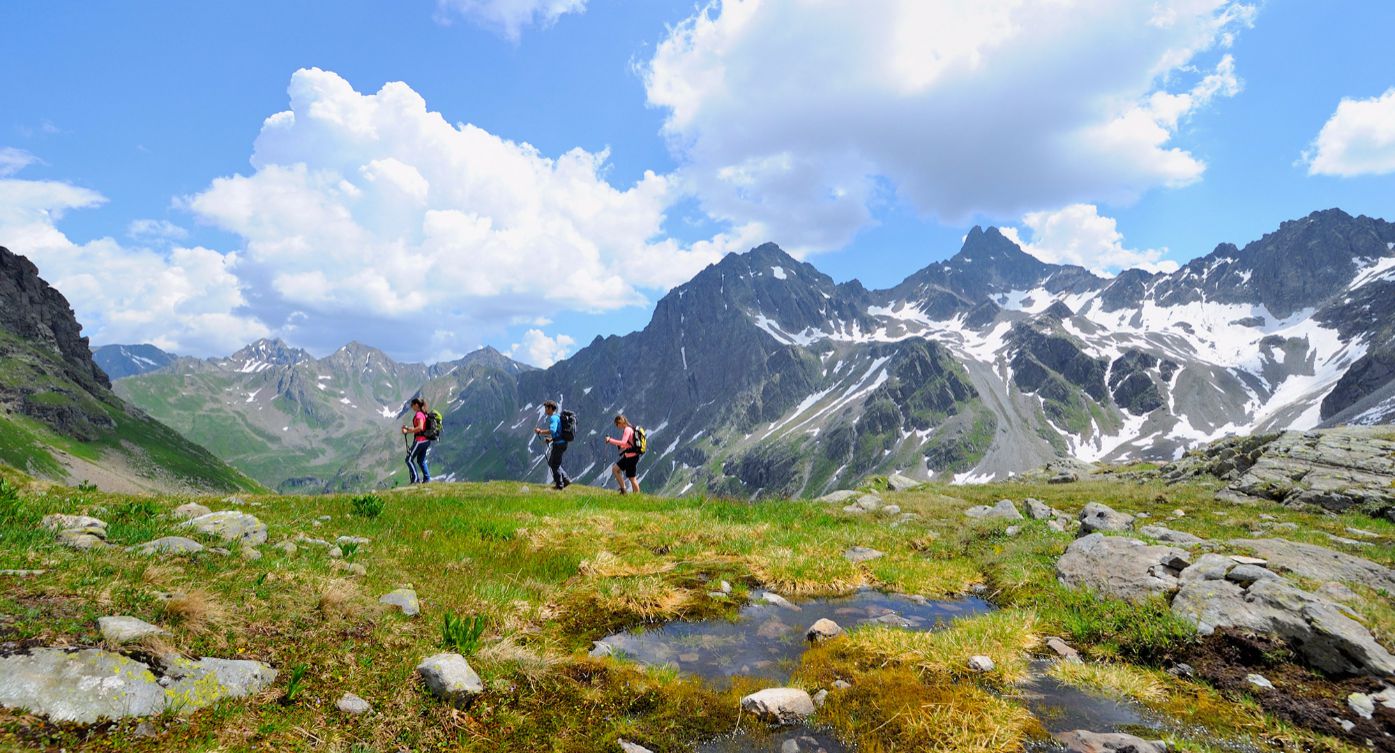 Wandergruppe in den Bergen am Arlberg
