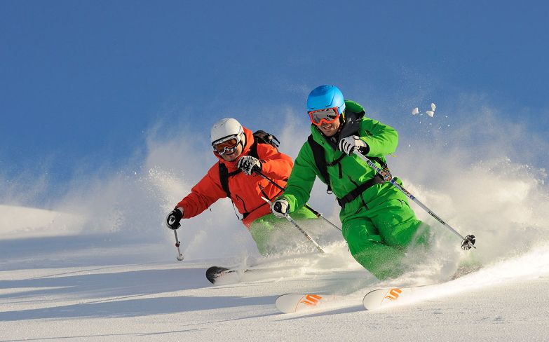 Skifahrer bei perfekten Bedingungen am Arlberg