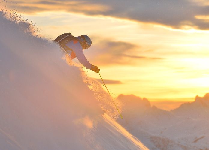  Skifahrer bei Sonnenuntergang abseits der Piste am Arlberg