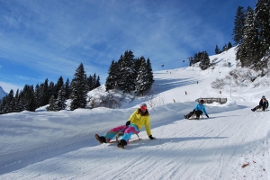 Bild: Winterspaß beim Rodeln und Schlittenfahren im Urlaub in St. Anton
