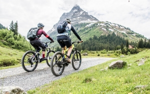 Bild: Zahlreiche Wege und Routen für Mountainbiker, E-Biker, Cross-Country-Fahrer, Downhiller und Rennrad-Begeisterte wollen am Arlberg entdeckt werden