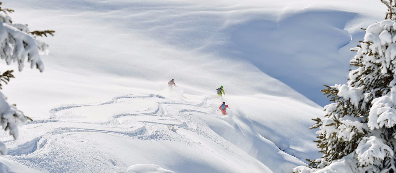 Skifahrer abseits der Piste am Arlberg